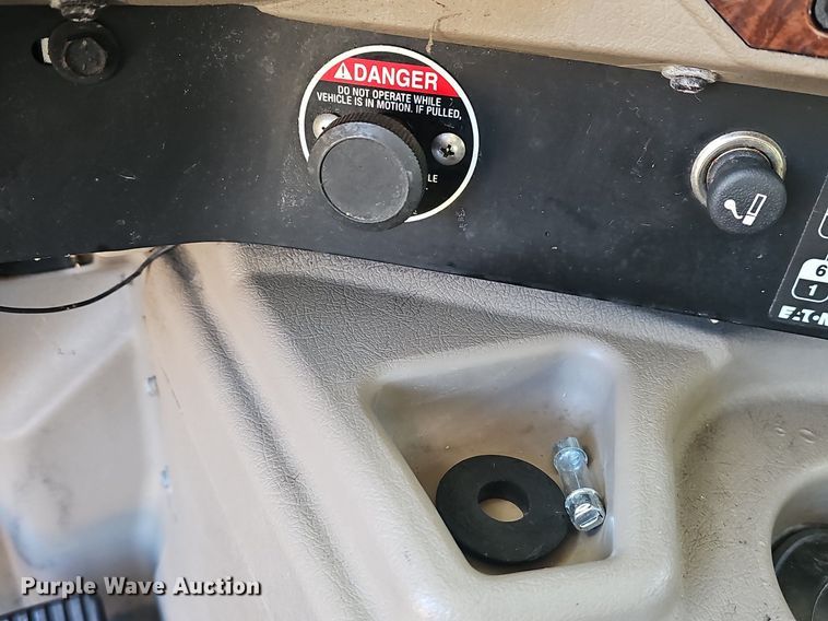 image for item EJ6019 2006 International 9400i semi truck