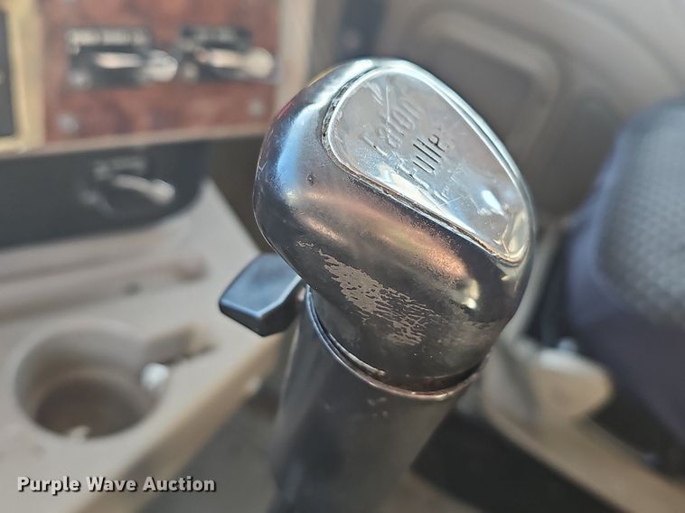 image for item EJ6019 2006 International 9400i semi truck