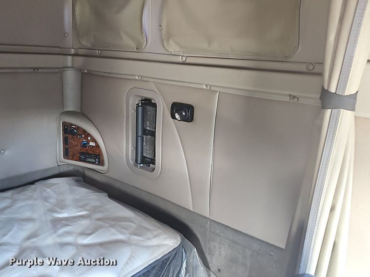 image for item EJ6019 2006 International 9400i semi truck