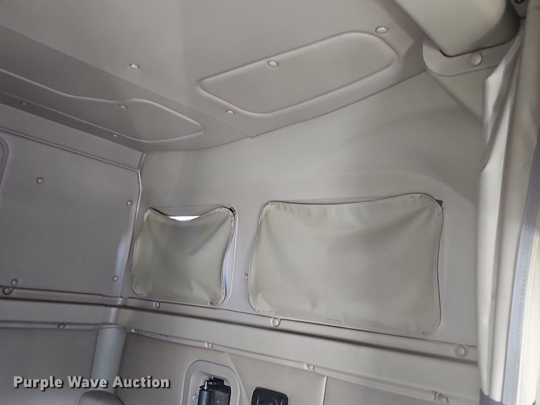 image for item EJ6019 2006 International 9400i semi truck