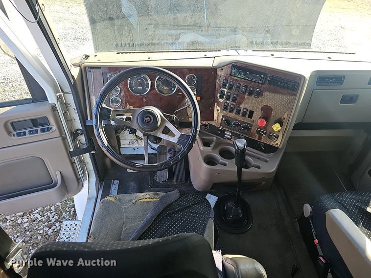 image for item EJ6019 2006 International 9400i semi truck