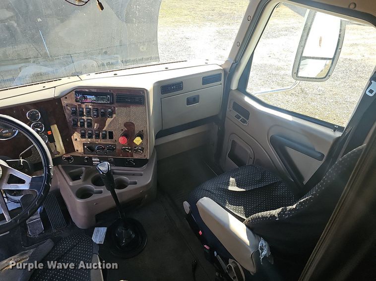 image for item EJ6019 2006 International 9400i semi truck