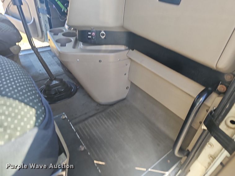 image for item EJ6019 2006 International 9400i semi truck