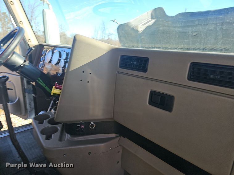 image for item EJ6019 2006 International 9400i semi truck