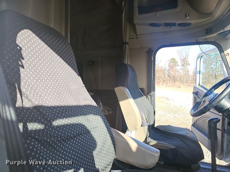 image for item EJ6019 2006 International 9400i semi truck