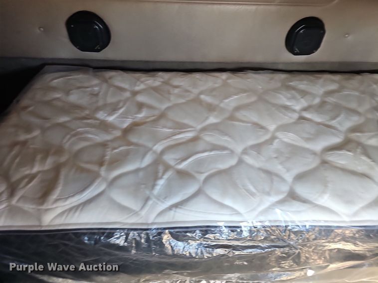 image for item EJ6019 2006 International 9400i semi truck