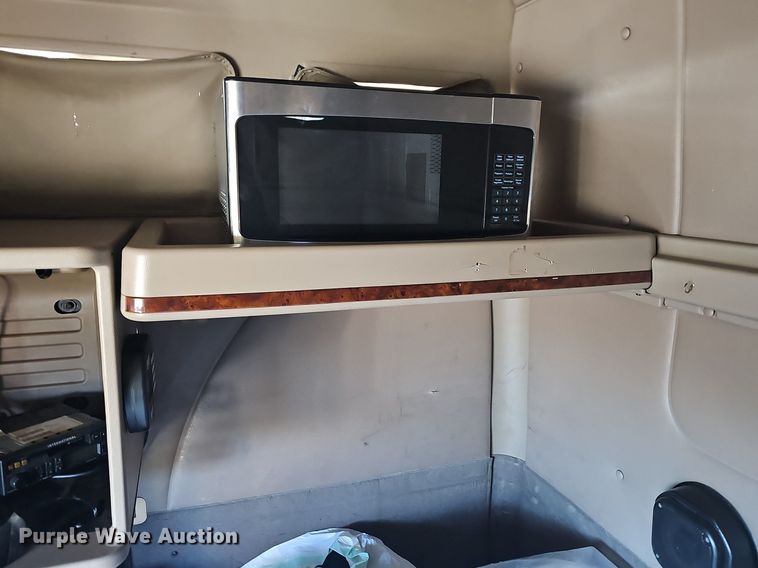 image for item EJ6019 2006 International 9400i semi truck