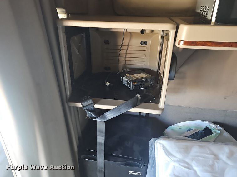 image for item EJ6019 2006 International 9400i semi truck