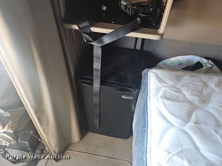 image for item EJ6019 2006 International 9400i semi truck