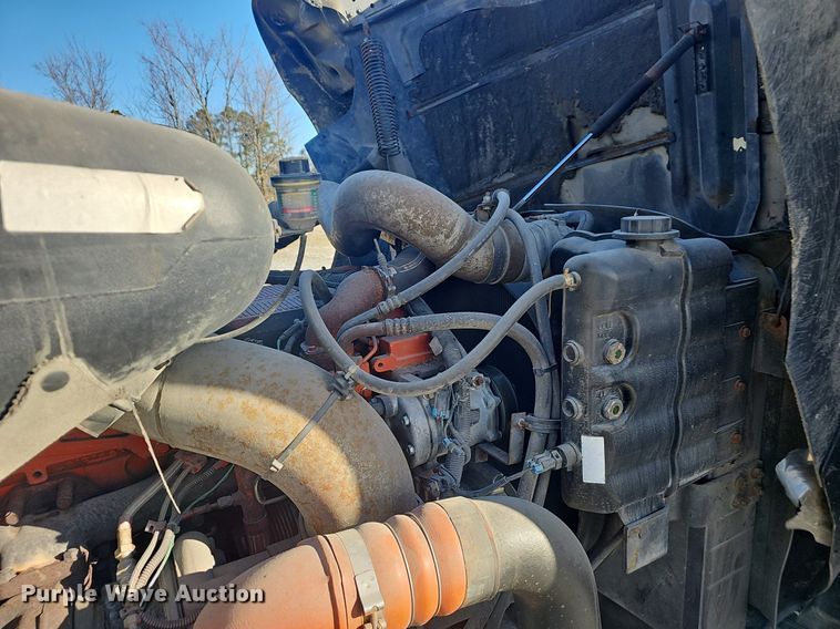 image for item EJ6019 2006 International 9400i semi truck