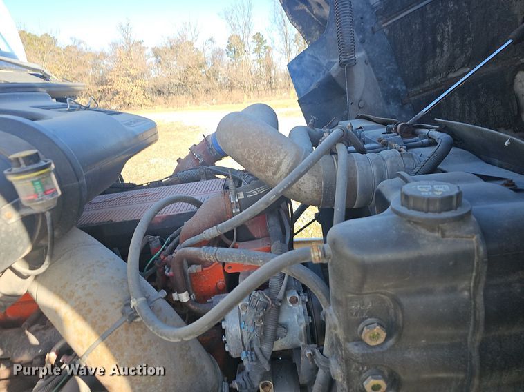 image for item EJ6019 2006 International 9400i semi truck