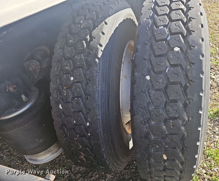 image for item EJ6019 2006 International 9400i semi truck