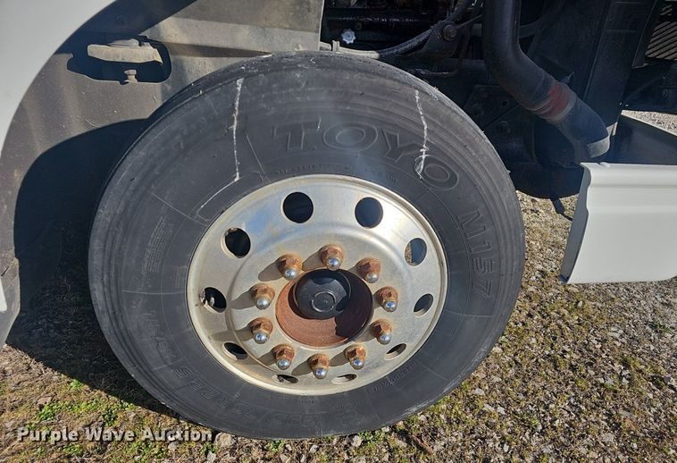 image for item EJ6019 2006 International 9400i semi truck