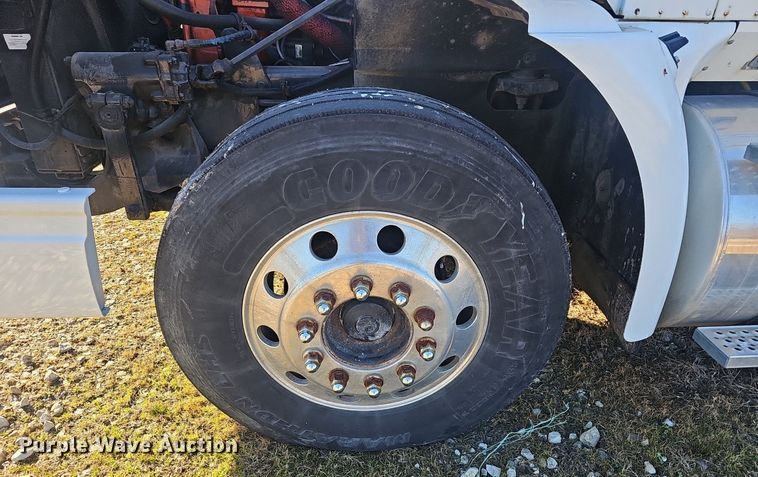 image for item EJ6019 2006 International 9400i semi truck