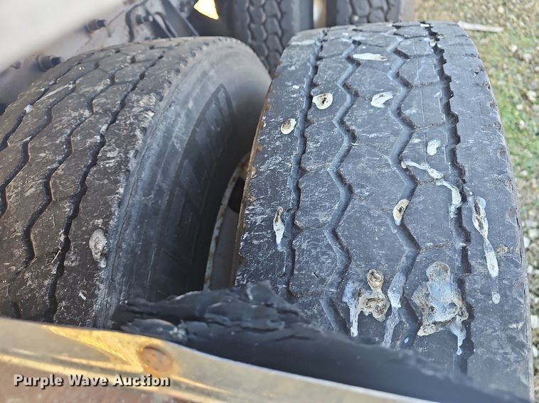 image for item EJ6019 2006 International 9400i semi truck