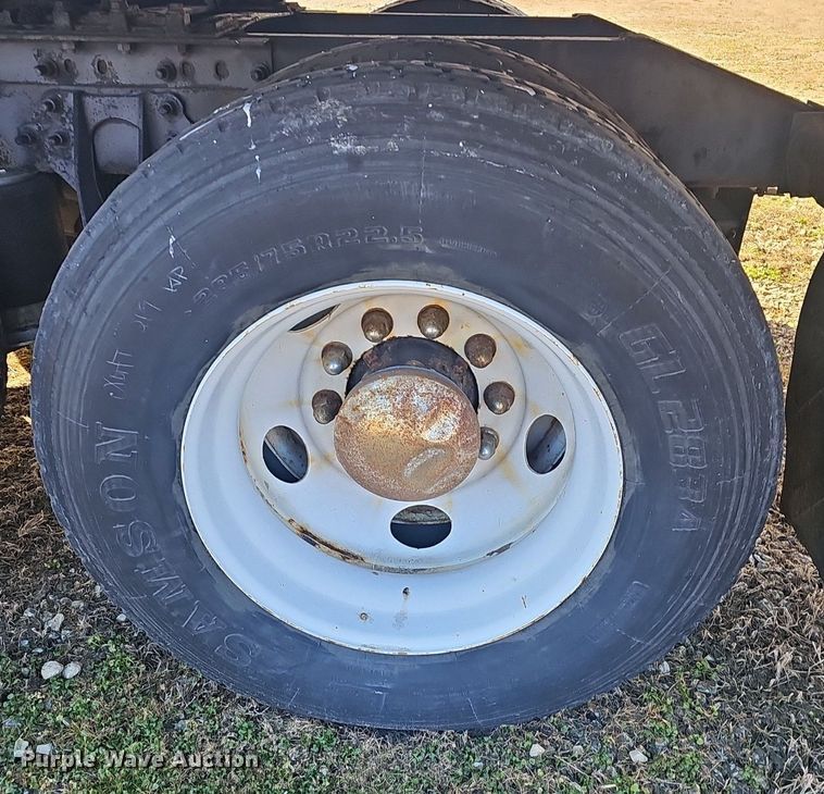 image for item EJ6019 2006 International 9400i semi truck