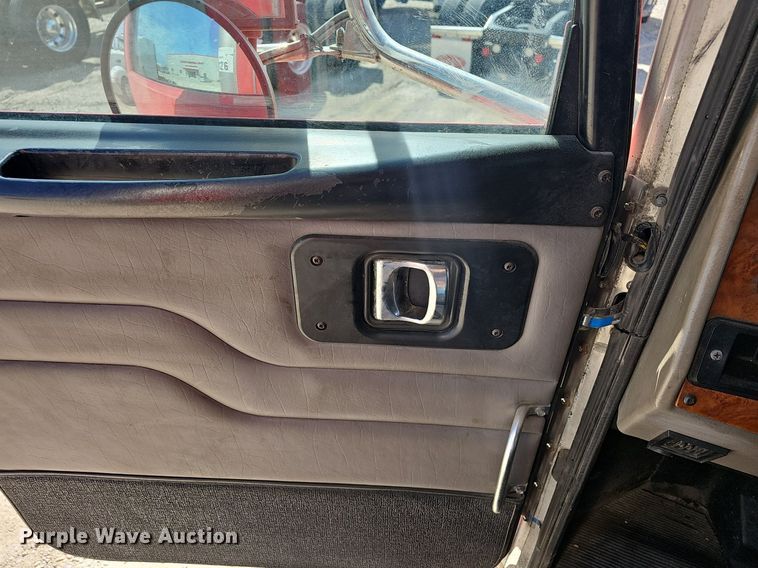 image for item EJ6025 2009 Peterbuilt  PB335 box truck