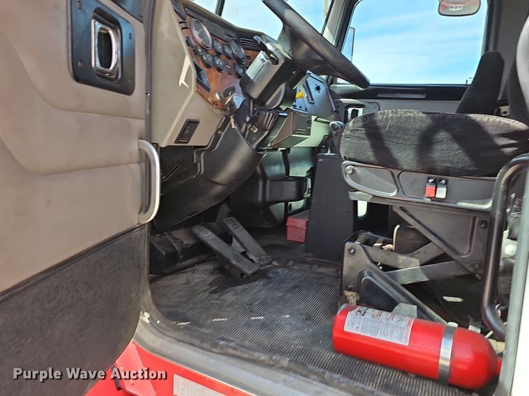 image for item EJ6025 2009 Peterbuilt  PB335 box truck