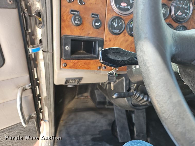 image for item EJ6025 2009 Peterbuilt  PB335 box truck