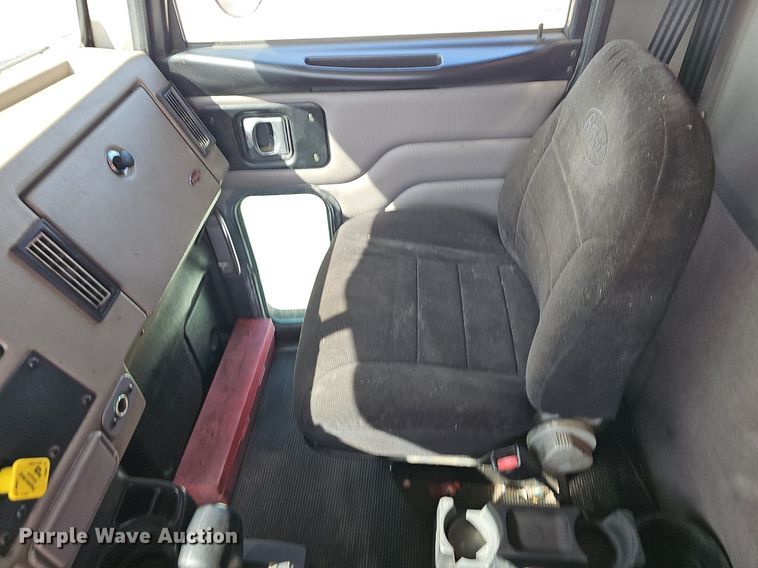 image for item EJ6025 2009 Peterbuilt  PB335 box truck