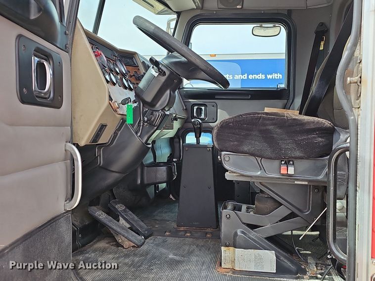 image for item EJ6026 2009 Peterbilt  PB335 box truck