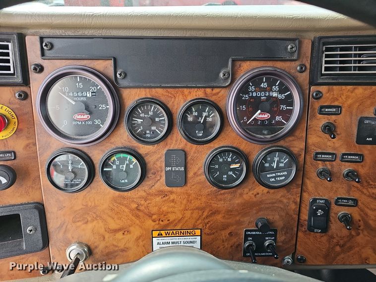 image for item EJ6026 2009 Peterbilt  PB335 box truck