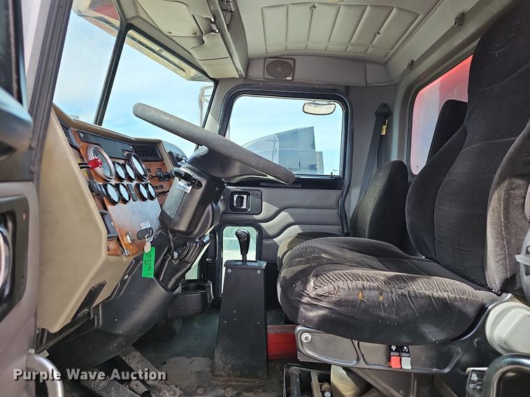 image for item EJ6027 2009 Peterbilt  PB335 box truck