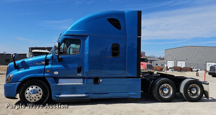 image for item EJ6029 2017 Freightliner Cascadia Evolution semi truck