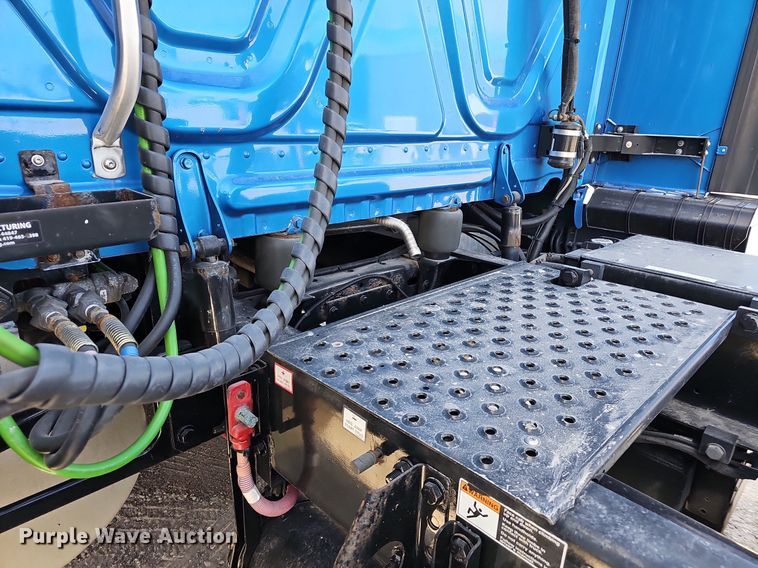 image for item EJ6029 2017 Freightliner Cascadia Evolution semi truck