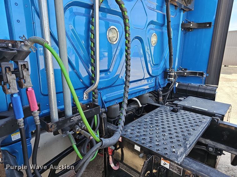 image for item EJ6029 2017 Freightliner Cascadia Evolution semi truck