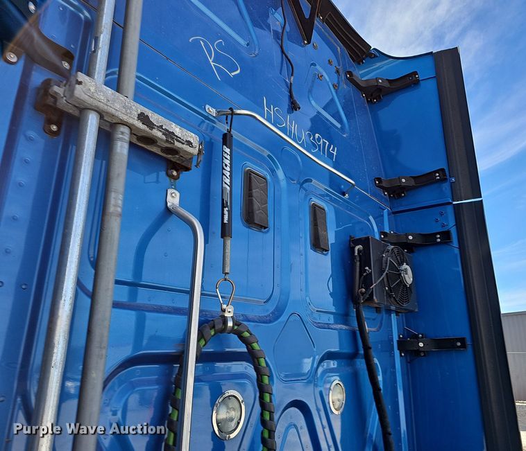 image for item EJ6029 2017 Freightliner Cascadia Evolution semi truck