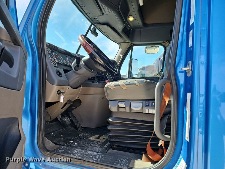 image for item EJ6029 2017 Freightliner Cascadia Evolution semi truck