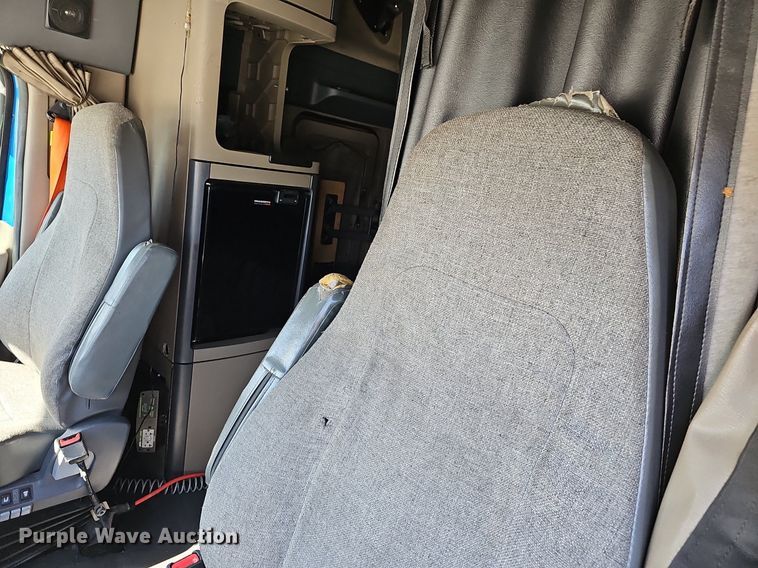 image for item EJ6029 2017 Freightliner Cascadia Evolution semi truck