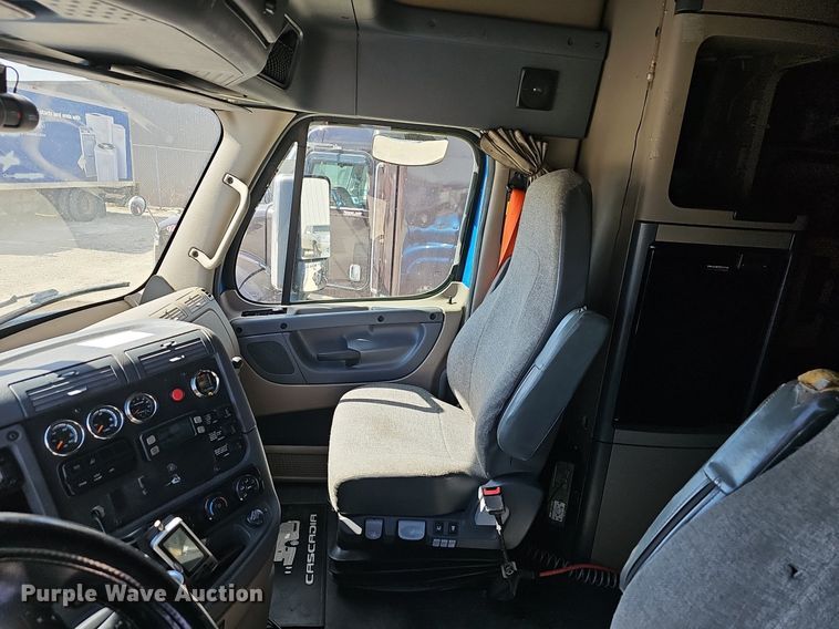 image for item EJ6029 2017 Freightliner Cascadia Evolution semi truck