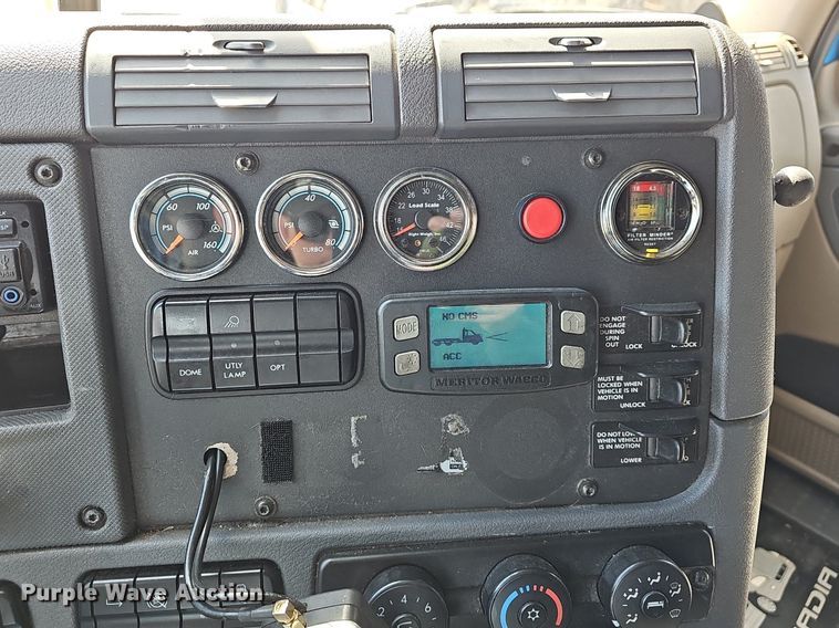 image for item EJ6029 2017 Freightliner Cascadia Evolution semi truck