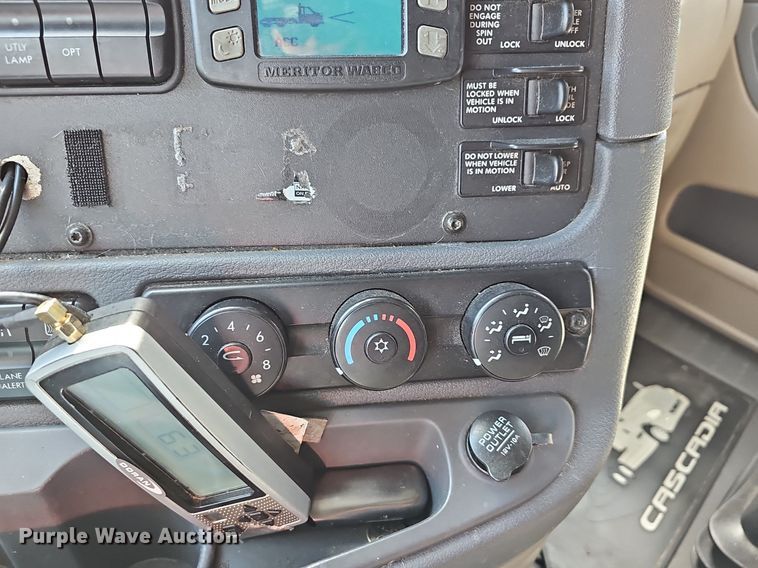 image for item EJ6029 2017 Freightliner Cascadia Evolution semi truck