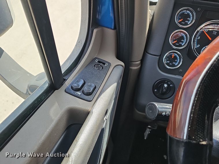 image for item EJ6029 2017 Freightliner Cascadia Evolution semi truck