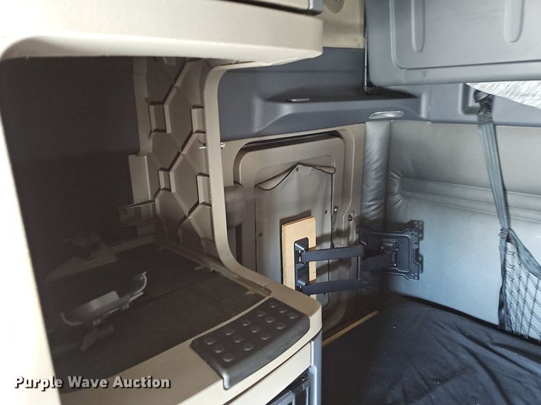 image for item EJ6029 2017 Freightliner Cascadia Evolution semi truck