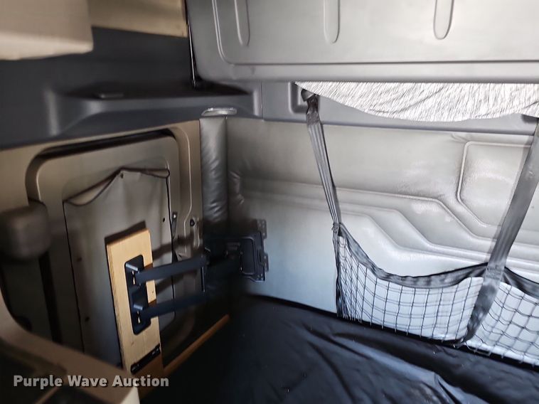 image for item EJ6029 2017 Freightliner Cascadia Evolution semi truck