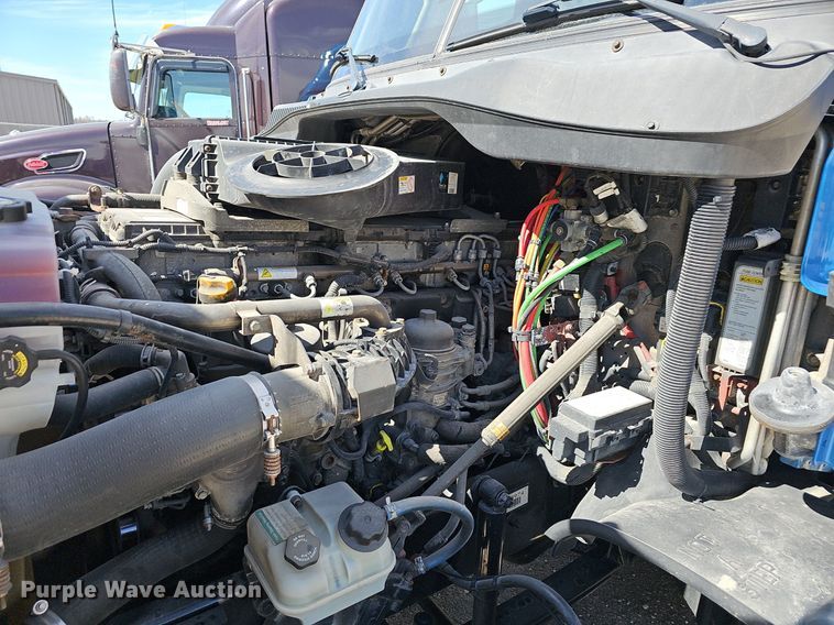 image for item EJ6029 2017 Freightliner Cascadia Evolution semi truck