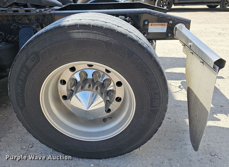 image for item EJ6029 2017 Freightliner Cascadia Evolution semi truck