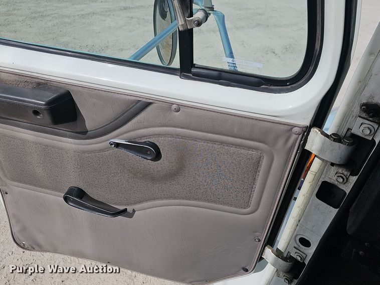 image for item EJ6030 1999 International 4700  box truck