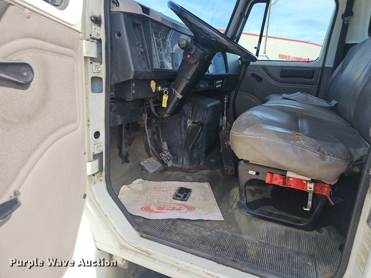 image for item EJ6030 1999 International 4700  box truck