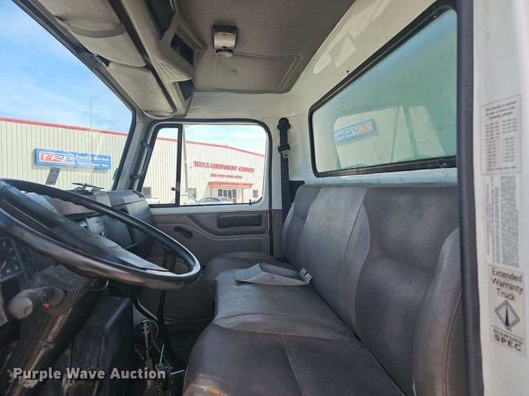 image for item EJ6030 1999 International 4700  box truck