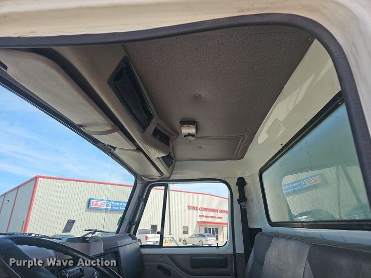 image for item EJ6030 1999 International 4700  box truck