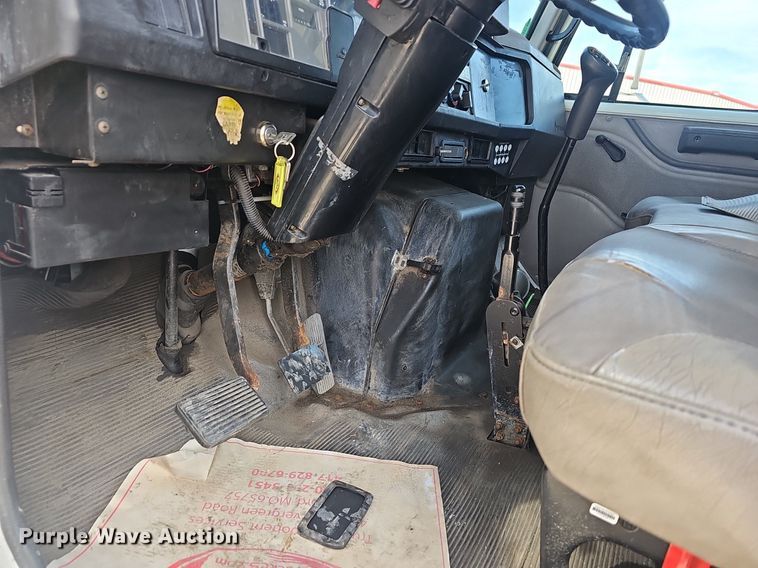 image for item EJ6030 1999 International 4700  box truck