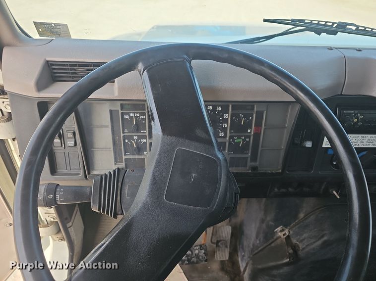 image for item EJ6030 1999 International 4700  box truck