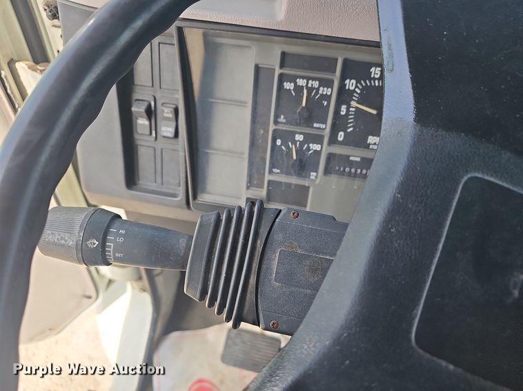 image for item EJ6030 1999 International 4700  box truck