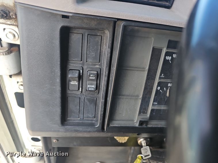 image for item EJ6030 1999 International 4700  box truck