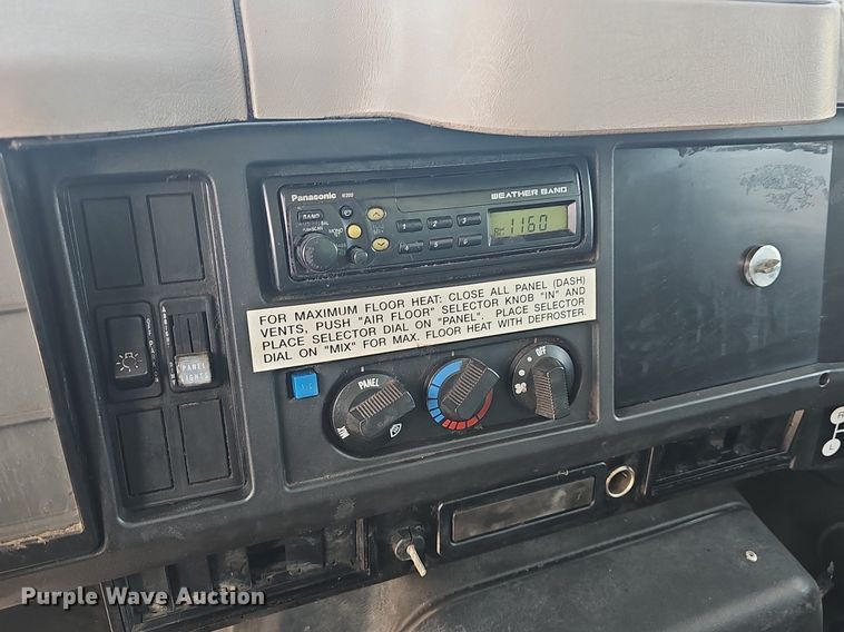 image for item EJ6030 1999 International 4700  box truck